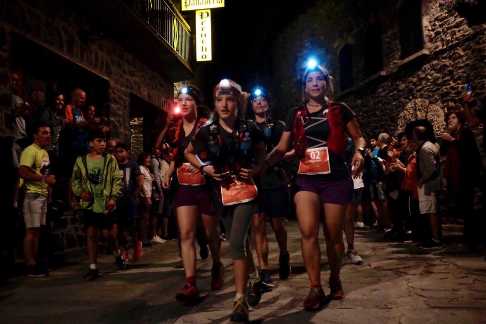 Imágenes de la salida, a las 00.00 de este viernes, de la gran fiesta de las carreras de montaña.