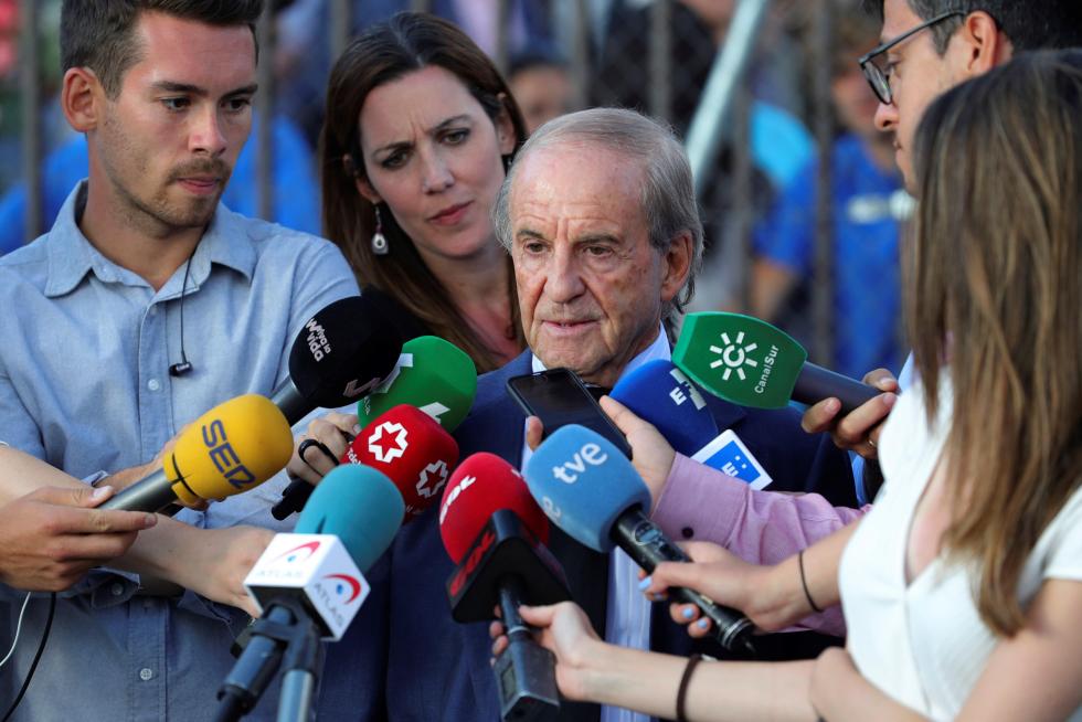 2.000 personas, acudieron al tanatorio de Cercedilla, donde fue instalada la capilla ardiente de Blanca, para dar el último adiós a la exdeportista encontrada muerta el jueves después de once días desaparecida.