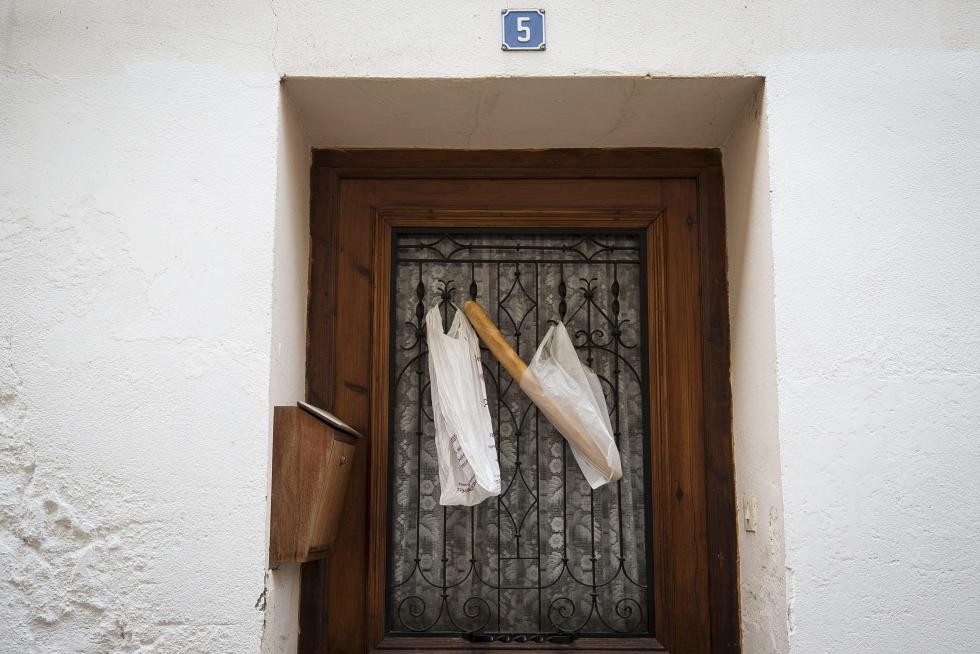 En pan cuelga de la puerta de casa, de las cosas que pasaban antes y que aún pasan en sitios especiales como Abiego