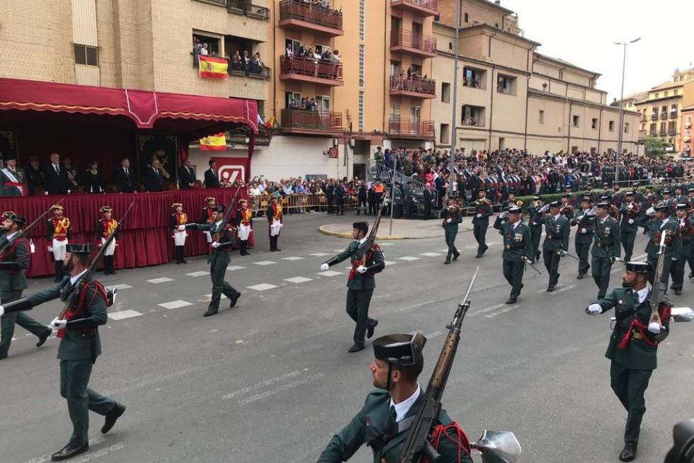 Un grupo de gastadores del GRS de Zaragoza, desfilando delante de la tribuna central de invitados, presidida por el ministro del Interior en funciones, Fernando Grande-Marlaska..