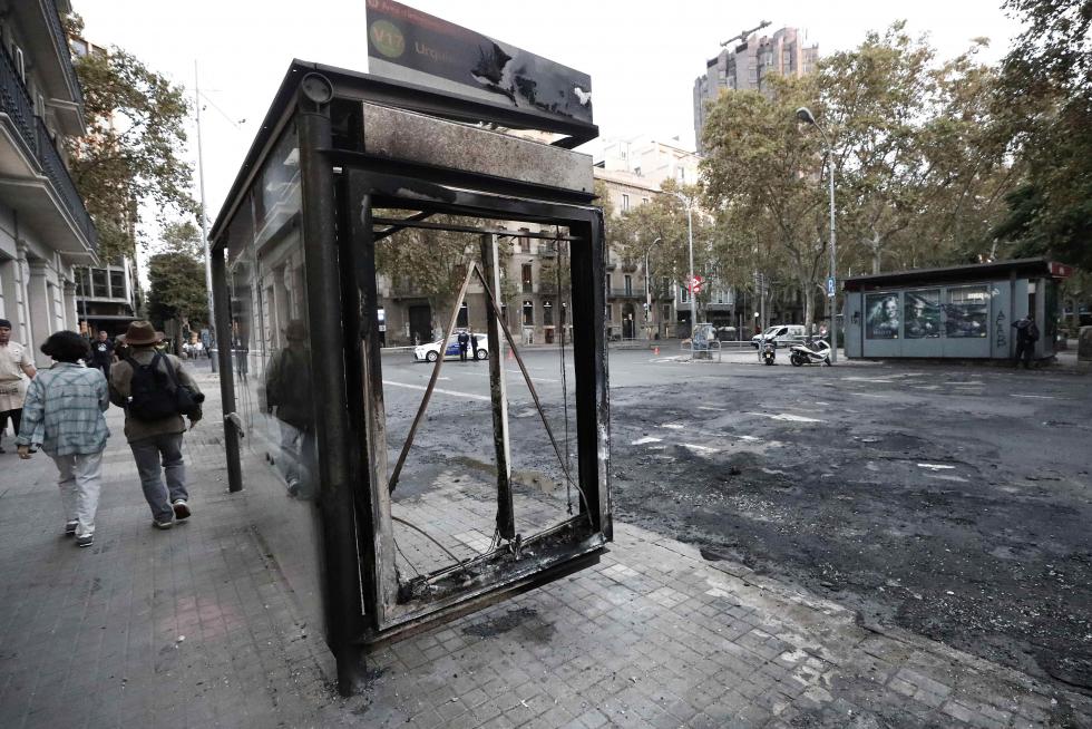 Aspecto con el que ha amanecido Barcelona tras la quinta noche de incidentes violentos.