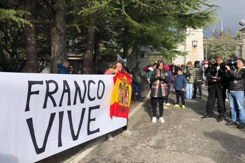 Personas a favor de Franco se congregan a la entrada de Mingorrubio ante la exhumación de los restos del dictador