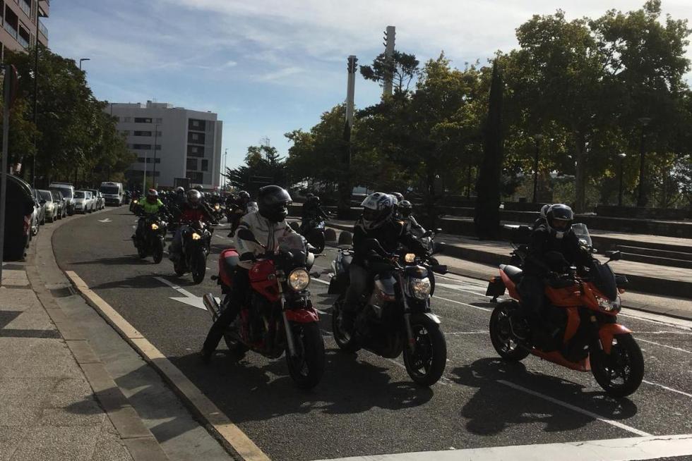 Concentración motorista en Zaragoza por la seguridad en las carreteras.