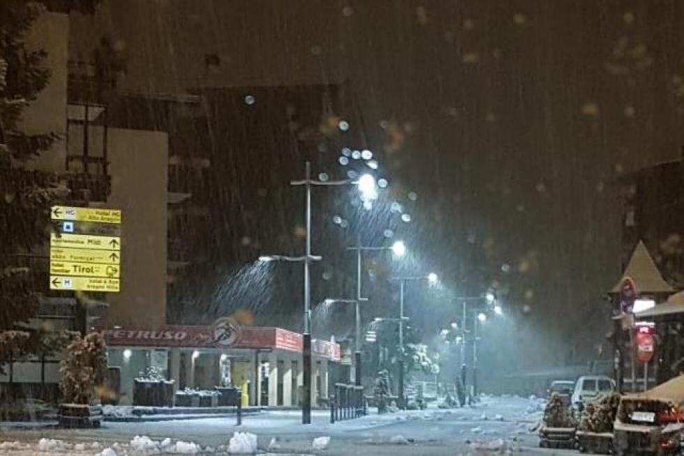 La urbanización de Formigal, nevada, en la noche de este martes