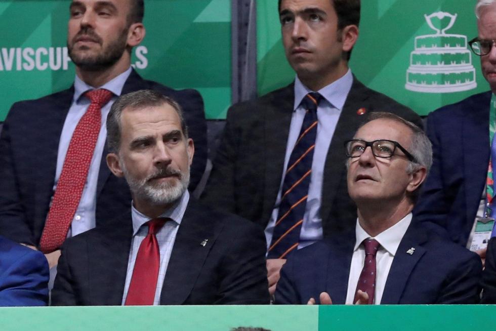 El rey Felipe VI, el ministro de Cultura, José Guirao (c) y el futbolista del Barcelona y promotor del evento, Gerard Piqué (d) durante la final de la Copa Davis