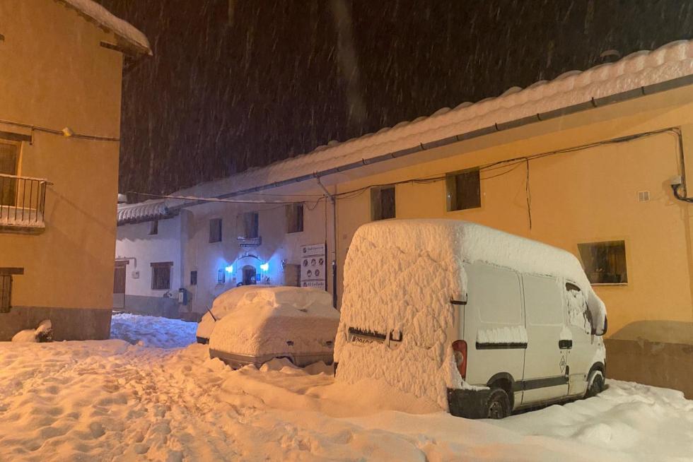 Más de medio centenar de vecinos y visitantes están aislados en Tronchón por la nieve desde el domingo
