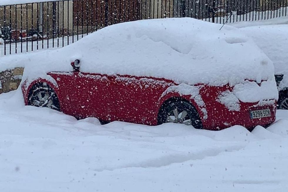 Más de medio centenar de vecinos y visitantes están aislados en Tronchón por la nieve desde el domingo