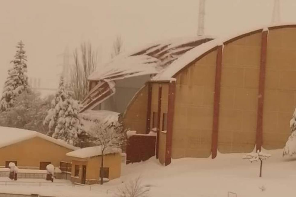 El polideportivo de Escucha, bajo la nieve.