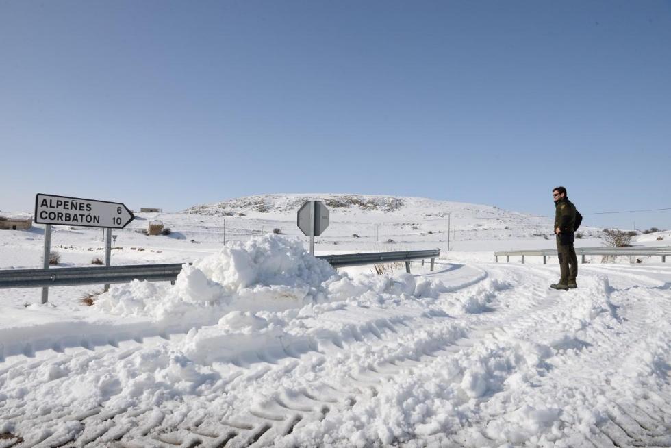 Pancrudo (Teruel), sin luz y con capazos de nieve en las calles