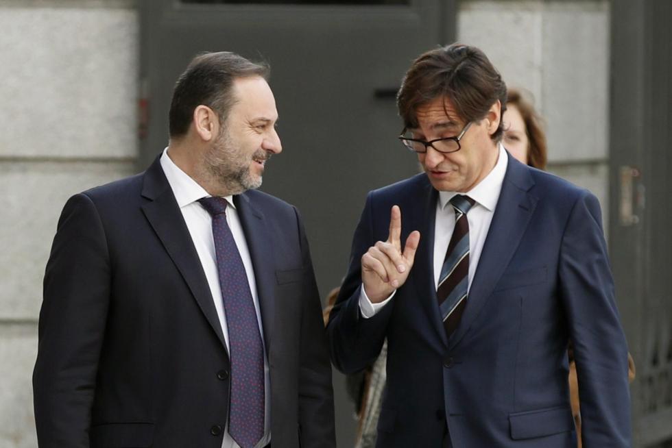 GRAF3655. MADRID, 03/02/2020.- El diputado de Vox Javier Ortega Smith se hace un 'selfie' en presencia del portavoz de PNV, Aitor Esteban (d), este lunes en el hemiciclo del Congreso donde asisten a la apertura solemne de la XIV legislatura que preside el rey . EFE/Ballesteros Apertura solemne de la XIV legislatura