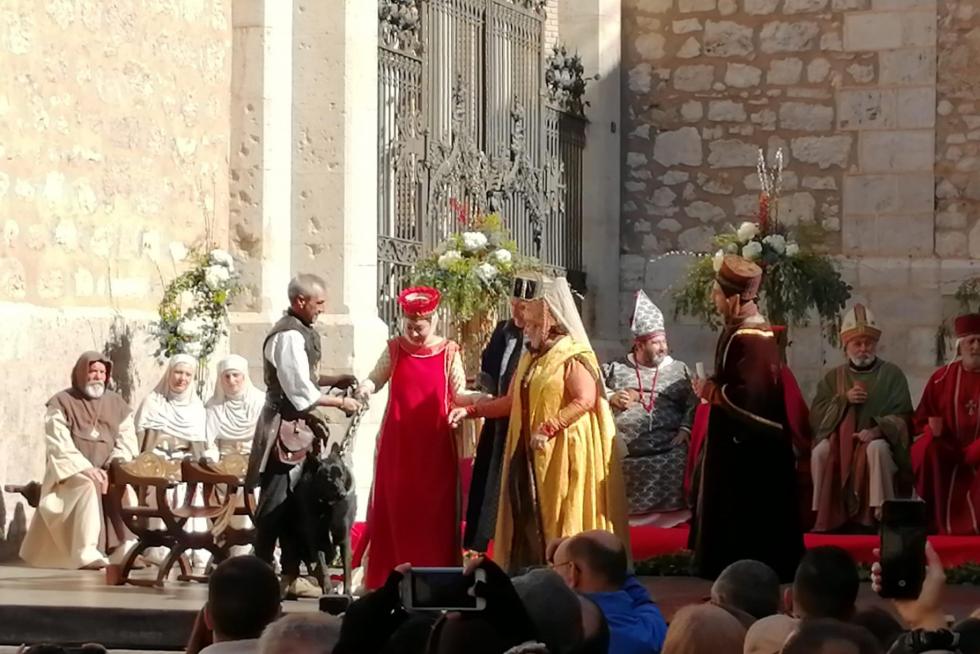 Continúan los regalos para los recién casados. ¡Ahora un lobo! ¡Madres y padres pongan a buen recaudo a sus hijos!