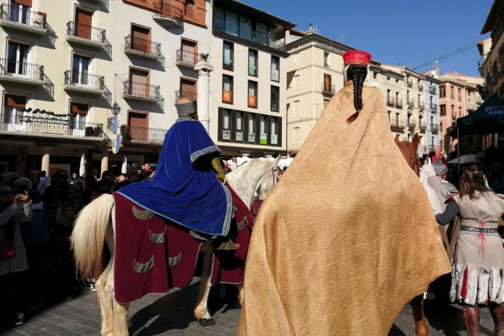 El matrimonio Azagra Segura pasea su amor por la plaza del Torico bajo la mirada de ese icono de la ciudad y de los más curiosos del lugar.