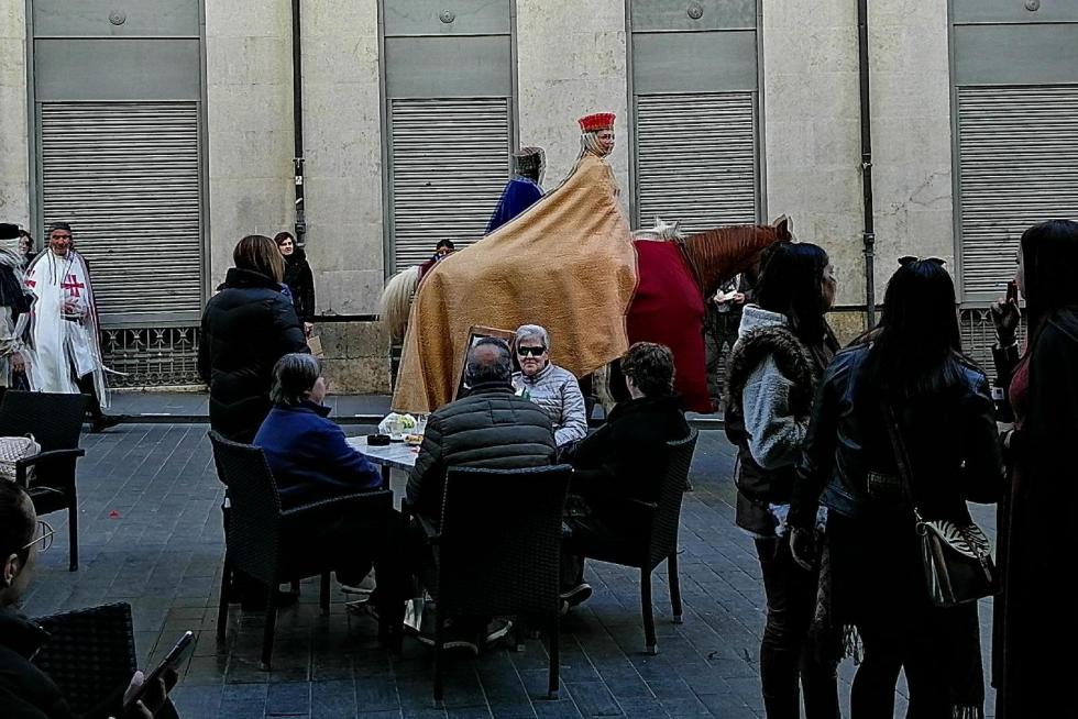 Hay quien aprovecha el festejo para hacer una parada en las posadas de la zona, abarrotadas.