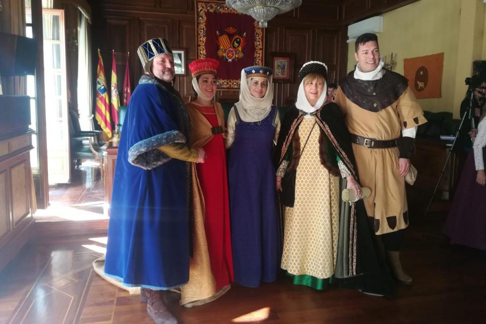 La pregonera, segunda por la derecha, junto a la alcaldesa, Emma buj, el concejal de fiestas, Javier Domingo, y los actores que dan vida a Isabel y Diego
