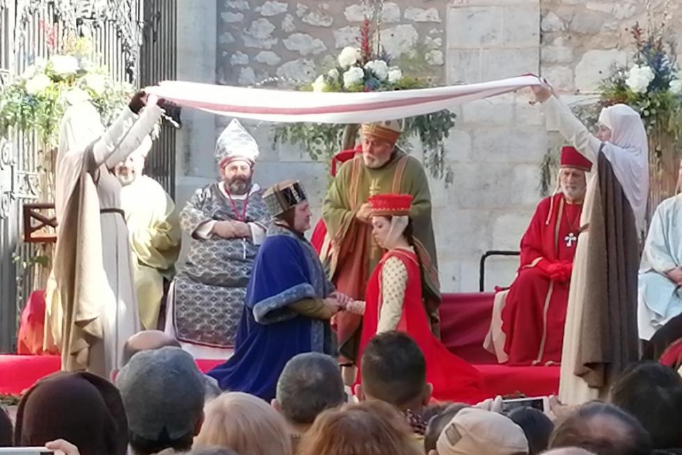 Marido y mujer son ya don Pedro y doña Isabel. Él irradia ilusión, sin embargo, en ella ninguna alegría florece.