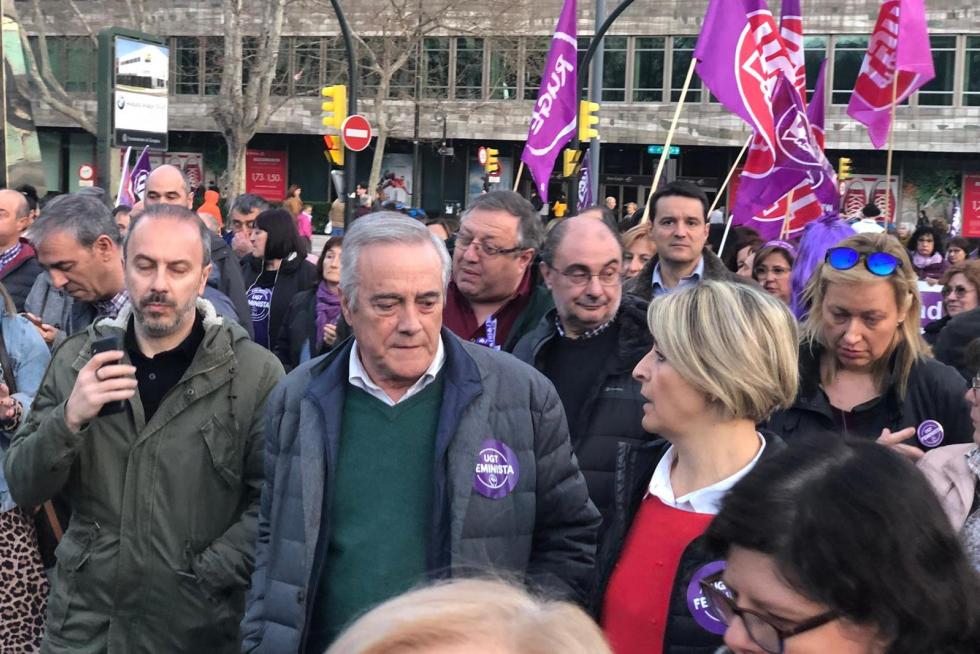 El presidente de Aragón, Javier Lamban, participa en la manifestación tras la pancarta de juventudes socialistas, que lleva por lema Juntos e iguales en la lucha feminista. Tras ella también van consejeras como Marta Gastón.