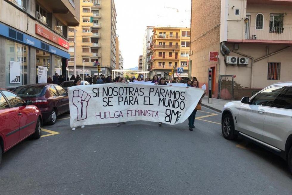 La pancarta de la cabeza de la manifestación de Huesca.