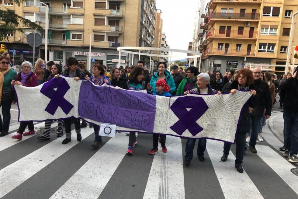 Pancarta artesanal en la manifestación del 8-M de Huesca.