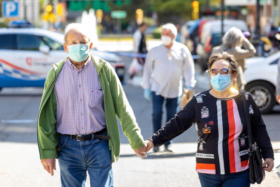 Reparto de mascarillas en Zaragoza en el primer día de deporte y paseos.
