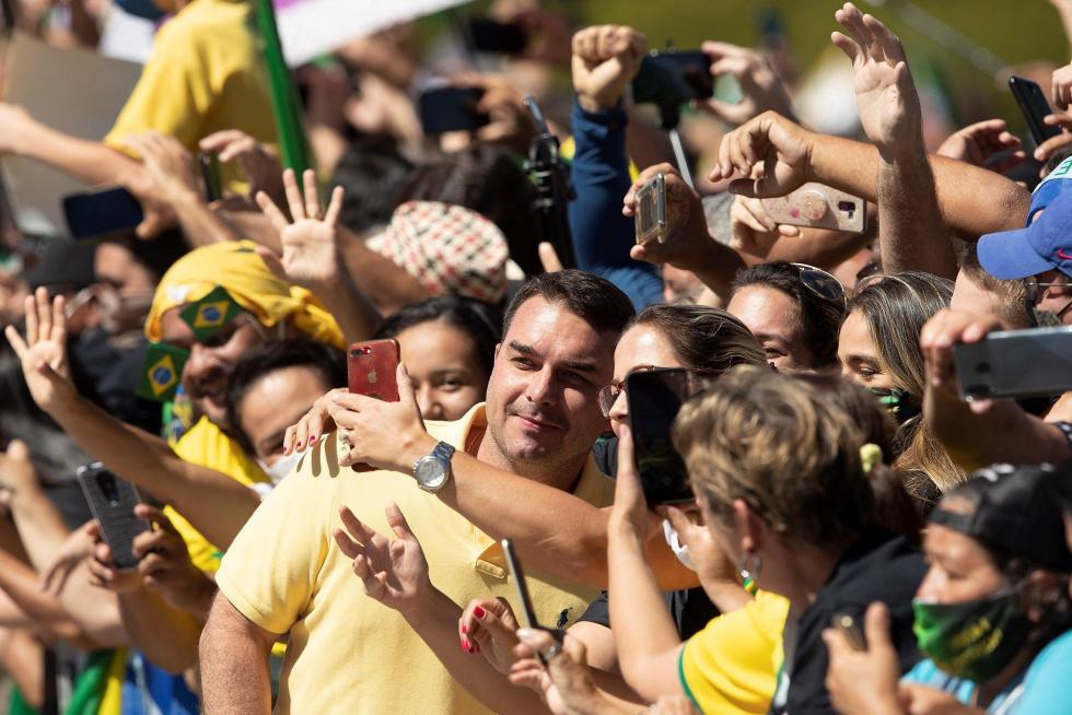 Bolsonaro se pasea a caballo entre miles de personas e ignora al coronavirus.