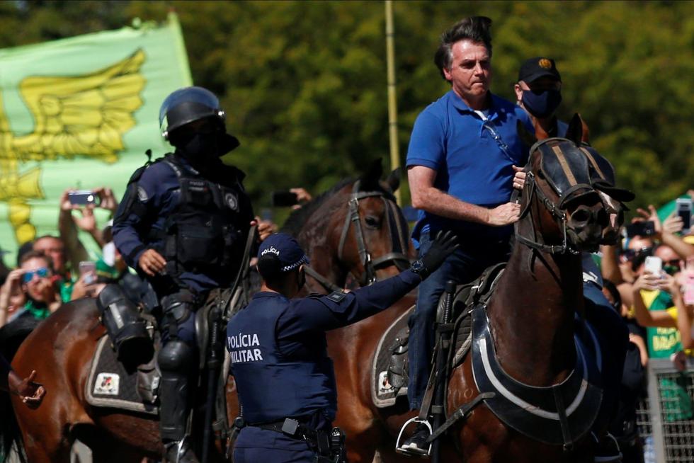 Bolsonaro se pasea a caballo entre miles de personas e ignora al coronavirus.