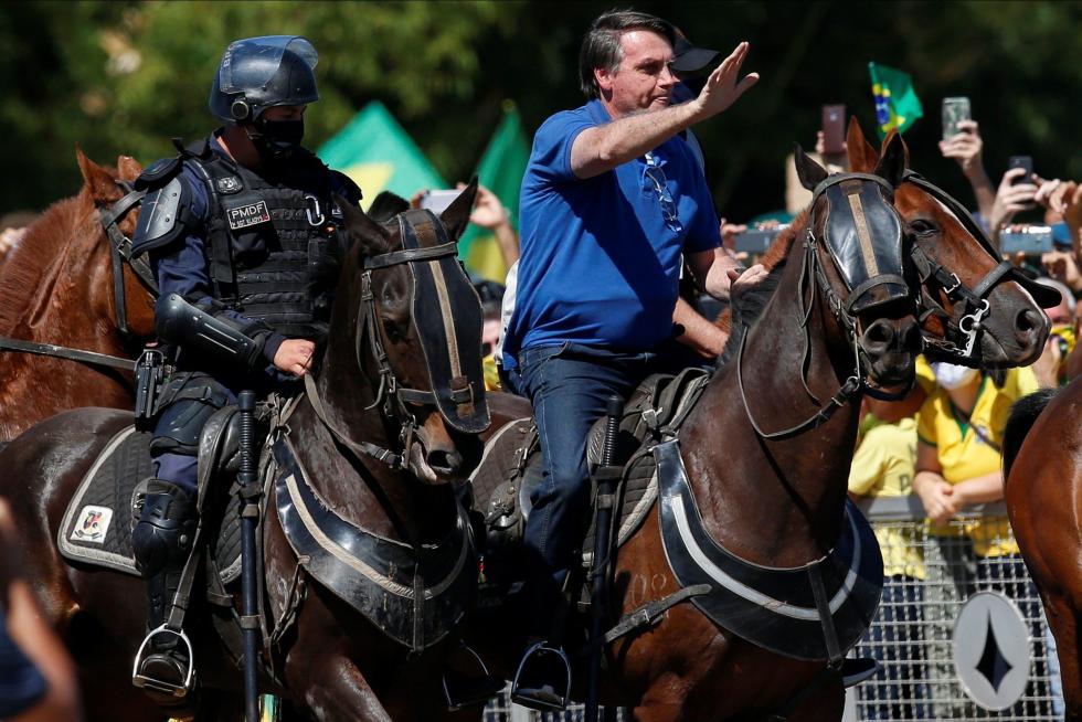Bolsonaro se pasea a caballo entre miles de personas e ignora al coronavirus.