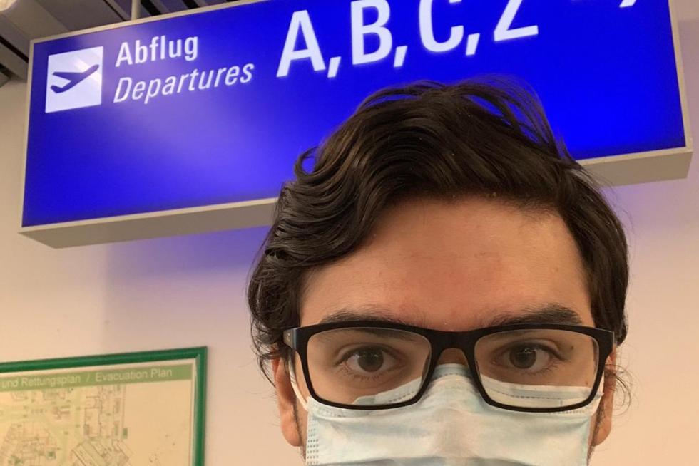 El ingeniero zaragozano Héctor Ochoa ha vuelto este miércoles a su ciudad después de tres meses atrapado por la pandemia en Trebisonda (Turquía). Así ha vivido la "nueva normalidad" en aeropuertos y estaciones de tren.