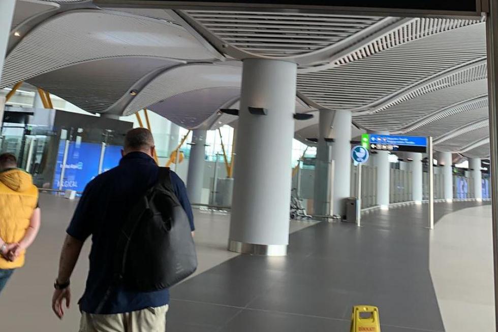El ingeniero zaragozano Héctor Ochoa ha vuelto este miércoles a su ciudad después de tres meses atrapado por la pandemia en Trebisonda (Turquía). Así ha vivido la "nueva normalidad" en aeropuertos y estaciones de tren.