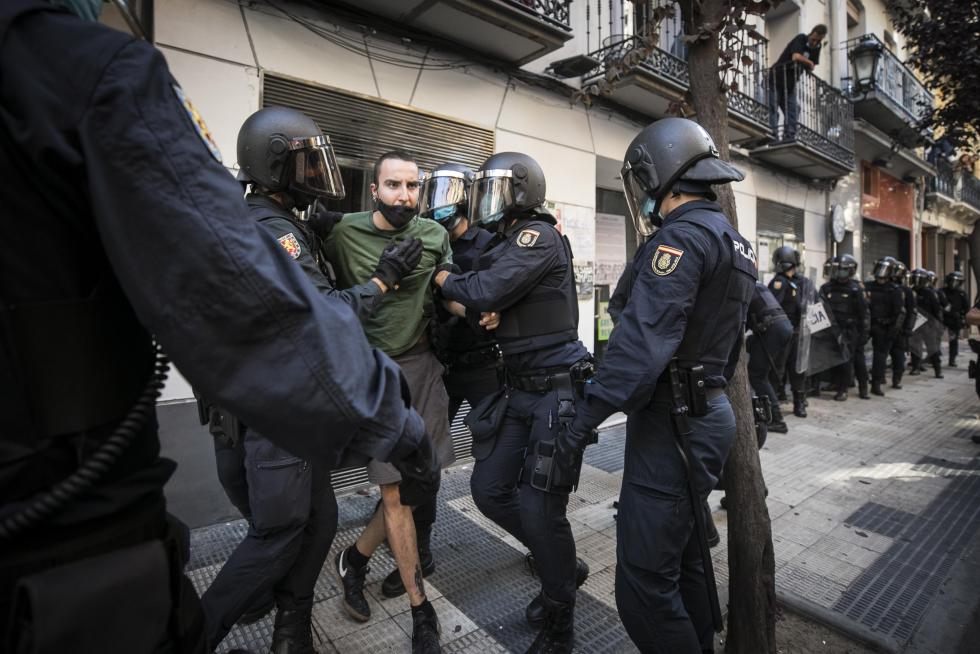 Se han vivido momentos de tensión durante el desalojo de los okupas