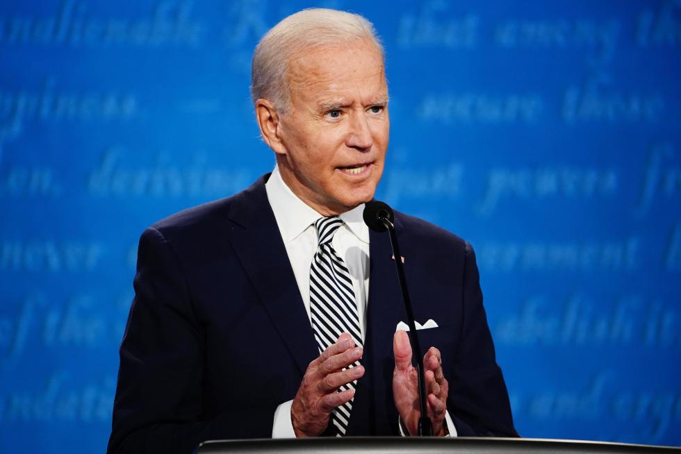 Cleveland (United States), 30/09/2020.- US President Donald J. Trump (L) and Democratic presidential candidate Joe Biden (R) participate in the first 2020 presidential election debate at Samson Pavilion in Cleveland, Ohio, USA, 29 September 2020. The first presidential debate is co-hosted by Case Western Reserve University and the Cleveland Clinic. (Estados Unidos) EFE/EPA/MICHAEL REYNOLDS First 2020 presidential election debate between US President Donald J. Trump and Democratic presidential candidate Joe Biden