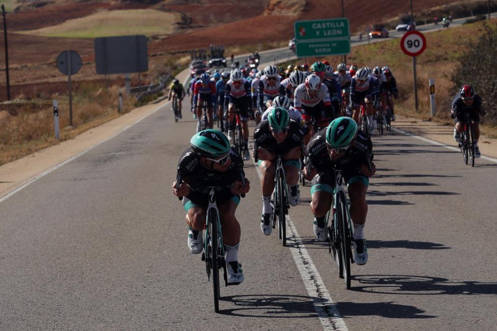 Ciclistas del equipo Bora en las puestos de cabeza del pelotón durante la cuarta etapa de la Vuelta Ciclista a España, entre Garray y Ejea de los Caballeros