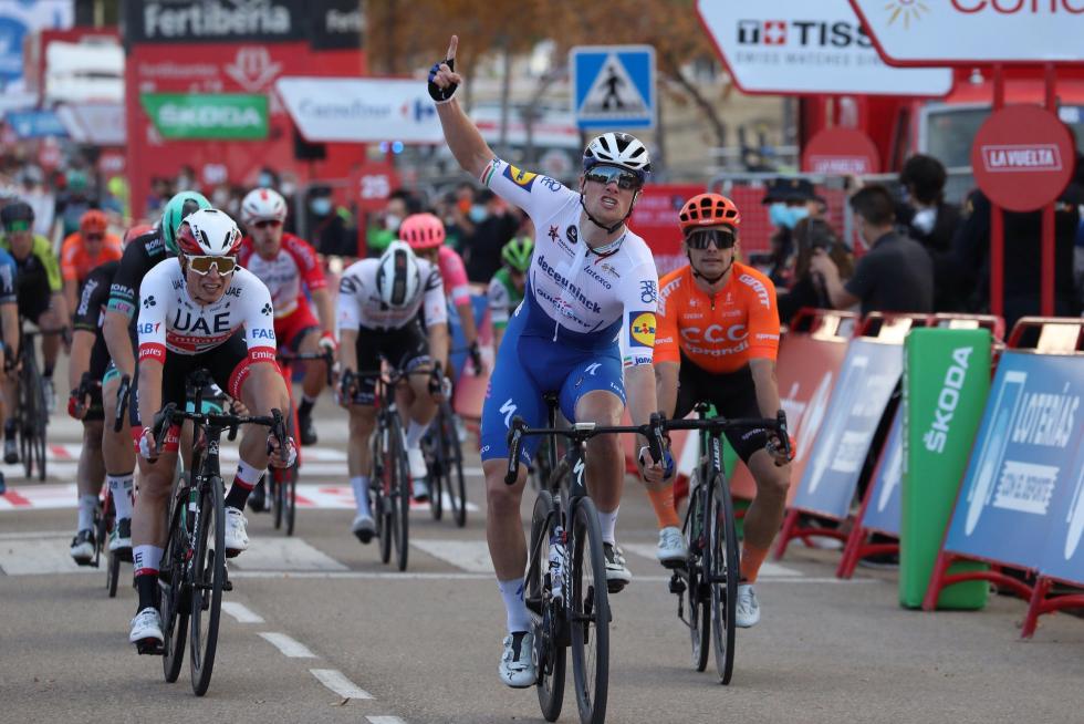 El ciclista irlandés del Deceuninck Quick Step Sam Bennett (2d) celebra su victoria en Ejea de los Caballeros