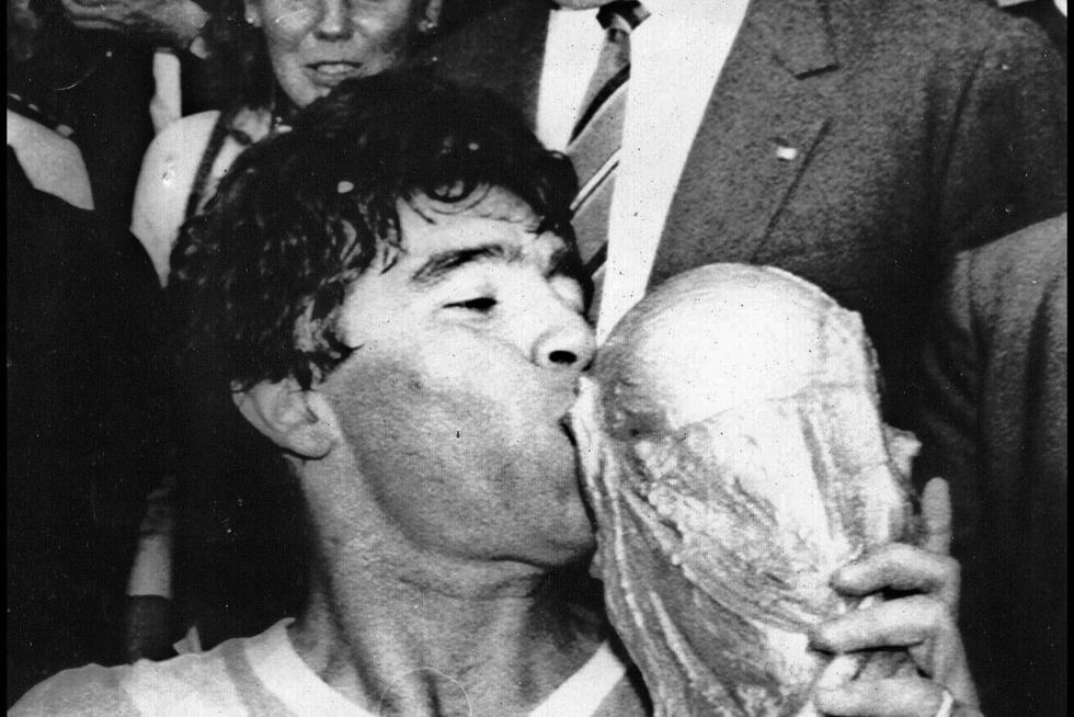 Diego Armando Maradona besando la Copa del Mundo obtenida con la selección argentina durante el Mundial de México 1986.
