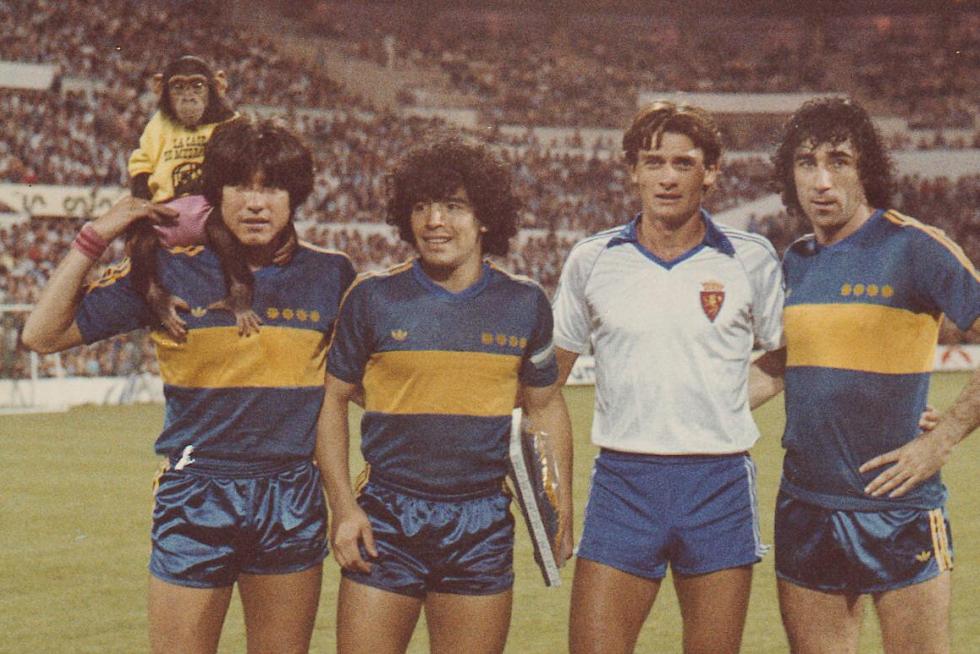 Maradona, entre Trobbiani y Casuco, en La Romareda antes de un partido Real Zaragoza-Boca Juniors, el 9/11/2001.