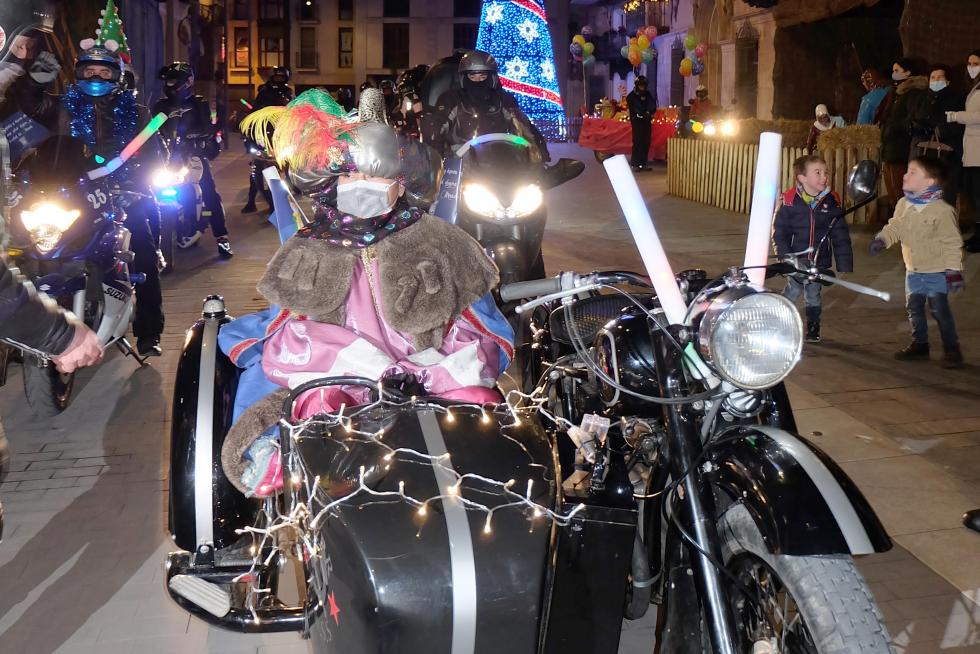 Los Reyes Magos han recorrido las calles de Tarazona en descapotables y sidecar en tres recorridos diferentes