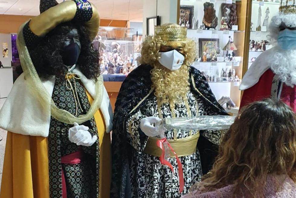Los Reyes Magos han visitado la residencia Torrefuentes y el Belén Monumental de Monzón.