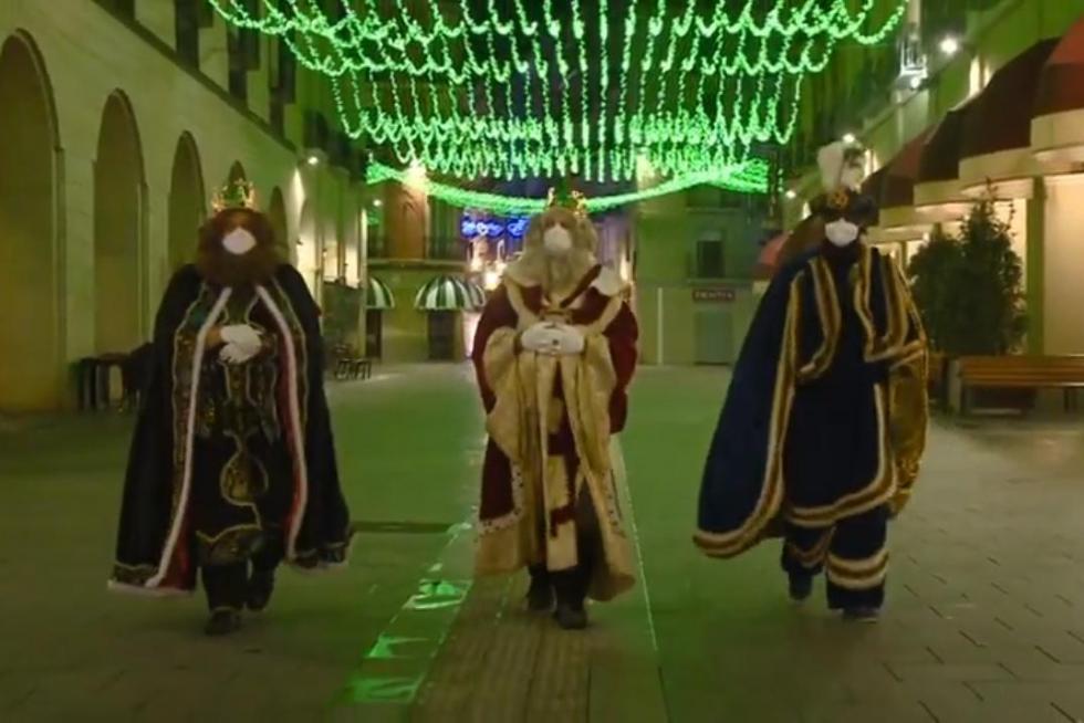 Los Reyes Magos paseando por unos Porches de Galicia vacíos.