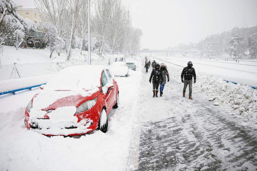 Coches abandonados en la salida de la M30 a Ventas Madrid, este sábado.