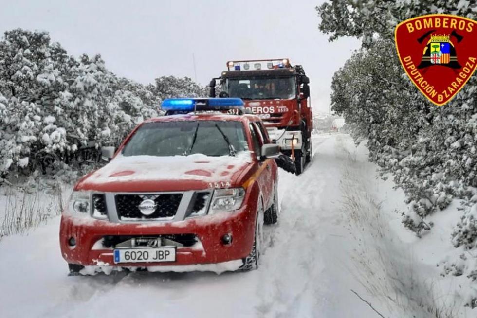 Bomberos de la DPZ trabajan en Alcalá de Moncayo, este domingo.