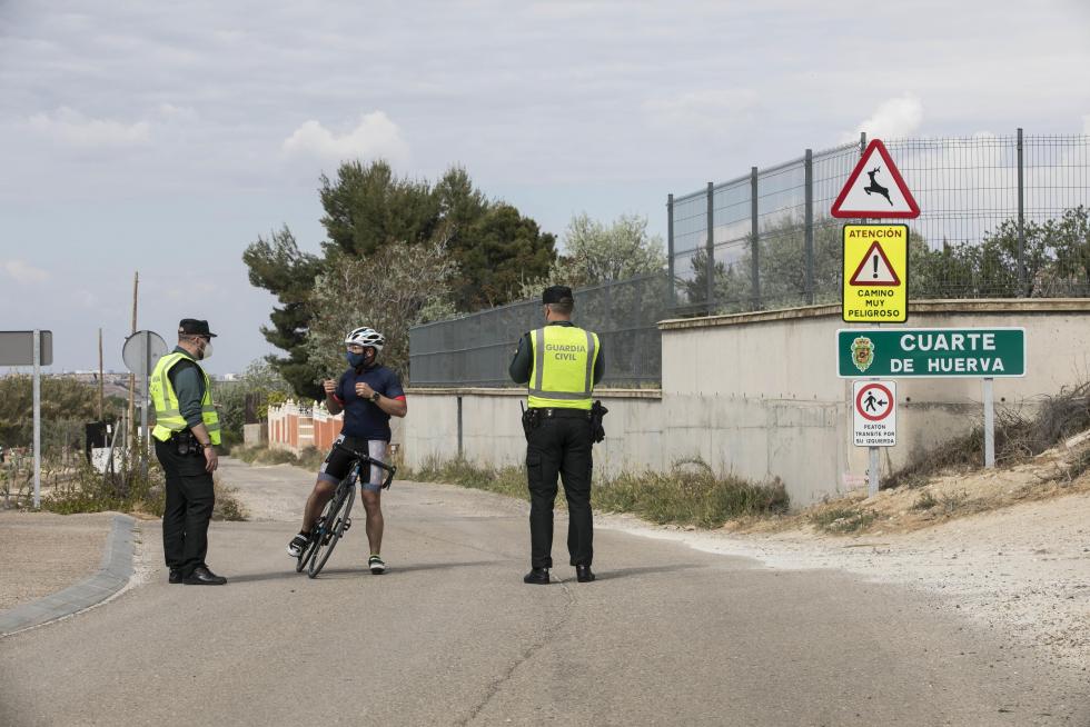 Controles de la Guardia Civil a coches, motos y bicicletas en los accesos a Cuarte de Huerva por su confinamiento perimetral.