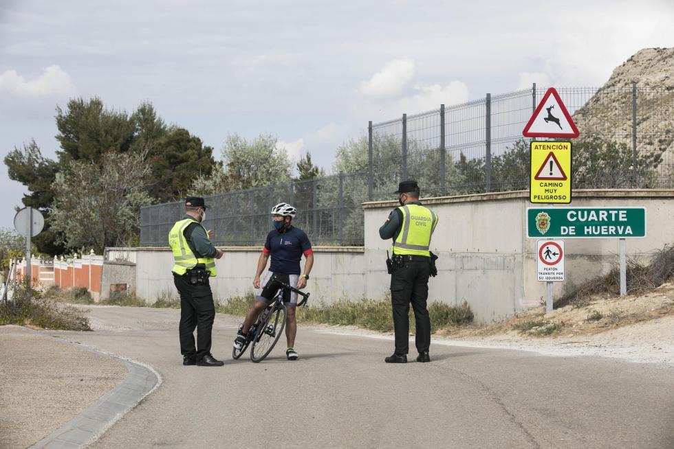 Controles de la Guardia Civil a coches, motos y bicicletas en los accesos a Cuarte de Huerva por su confinamiento perimetral.