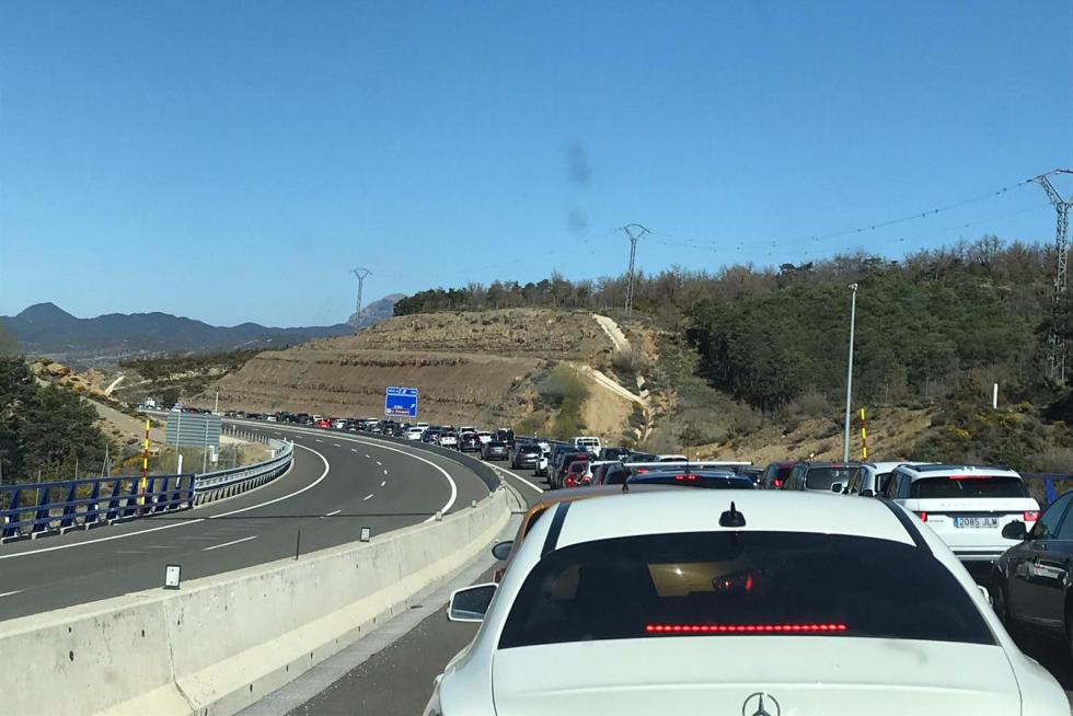 Colas para subir al Pirineo en el puente de San Jorge.