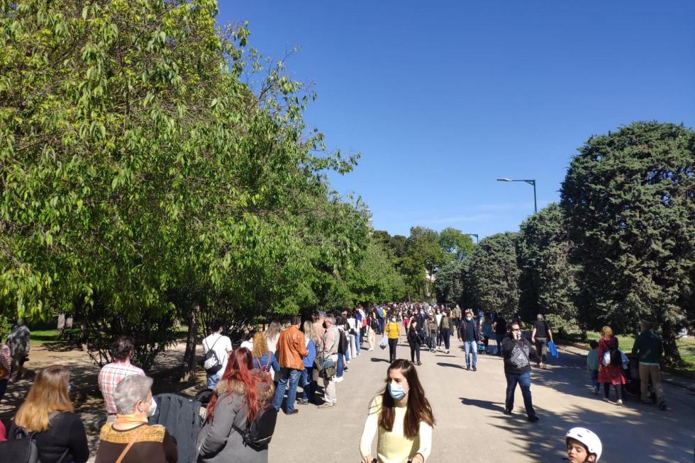 Largas filas en el Parque Grande José Antonio Labordeta para acceder a la Feria del Libro.