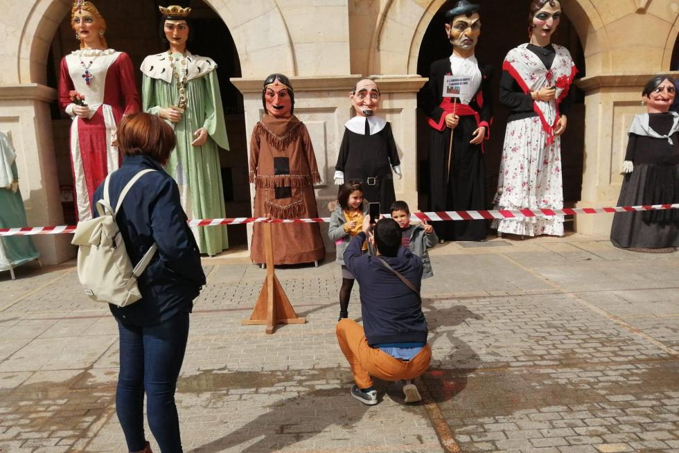 Los niños se fotografían con los gigantes en la plaza de San Juan de Teruel para celebrar el Día de Aragón.