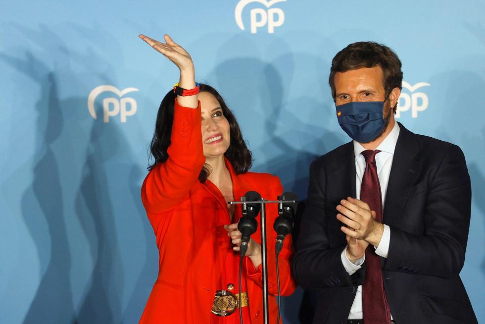 Isabel Díaz Ayuso y Pablo Casado en el balcón de la sede del PP en la calle Génova