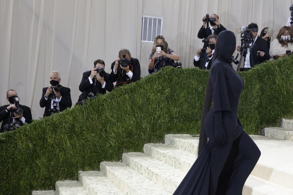 New York (United States), 13/09/2021.- Jennifer Lopez poses on the red carpet for the 2021 Met Gala, the annual benefit for the Metropolitan Museum of Art's Costume Institute, in New York, New York, USA, 13 September 2021. The event coincides with the Met Costume Institute's first two-part exhibition, 'In America: A Lexicon of Fashion' which opens 18 September 2021, to be followed by 'In America: An Anthology of Fashion' which opens 05 May 2022 and both conclude 05 September 2022. (Moda, Abierto, Estados Unidos, Nueva York) EFE/EPA/JUSTIN LANE ALTERNATE CROP
USA NEW YORK MET GALA