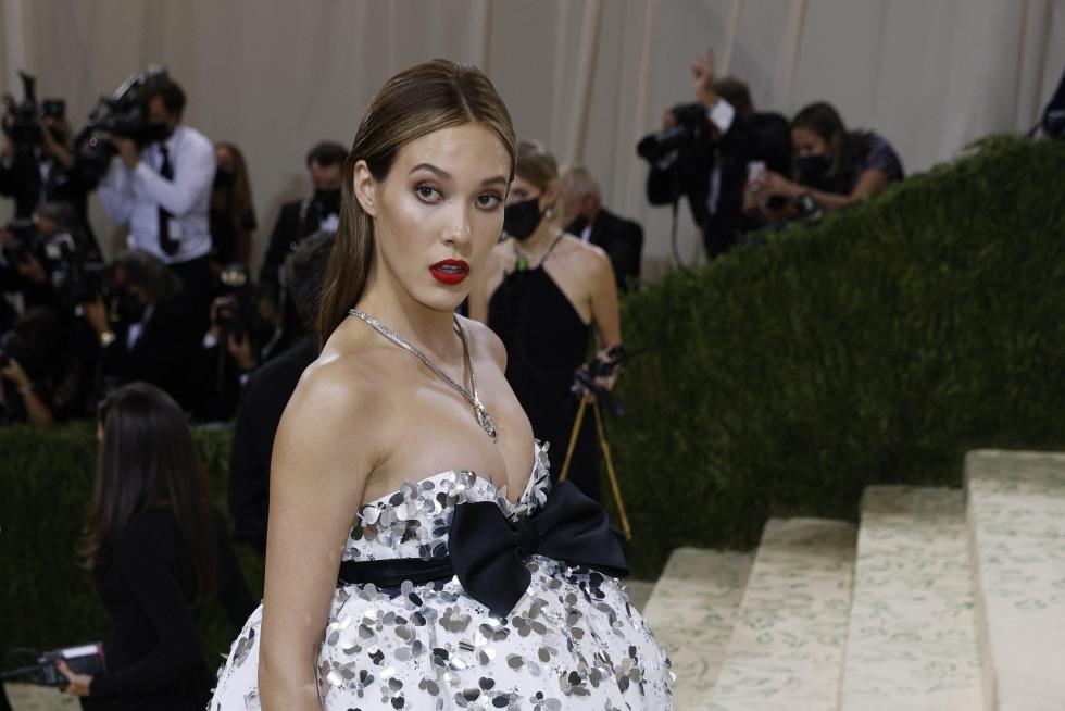 New York (United States), 13/09/2021.- Cara Delevingne poses on the red carpet for the 2021 Met Gala, the annual benefit for the Metropolitan Museum of Art's Costume Institute, in New York, New York, USA, 13 September 2021. The event coincides with the Met Costume Institute's first two-part exhibition, 'In America: A Lexicon of Fashion' which opens 18 September 2021, to be followed by 'In America: An Anthology of Fashion' which opens 05 May 2022 and both conclude 05 September 2022. (Moda, Abierto, Estados Unidos, Nueva York) EFE/EPA/JUSTIN LANE
USA NEW YORK MET GALA