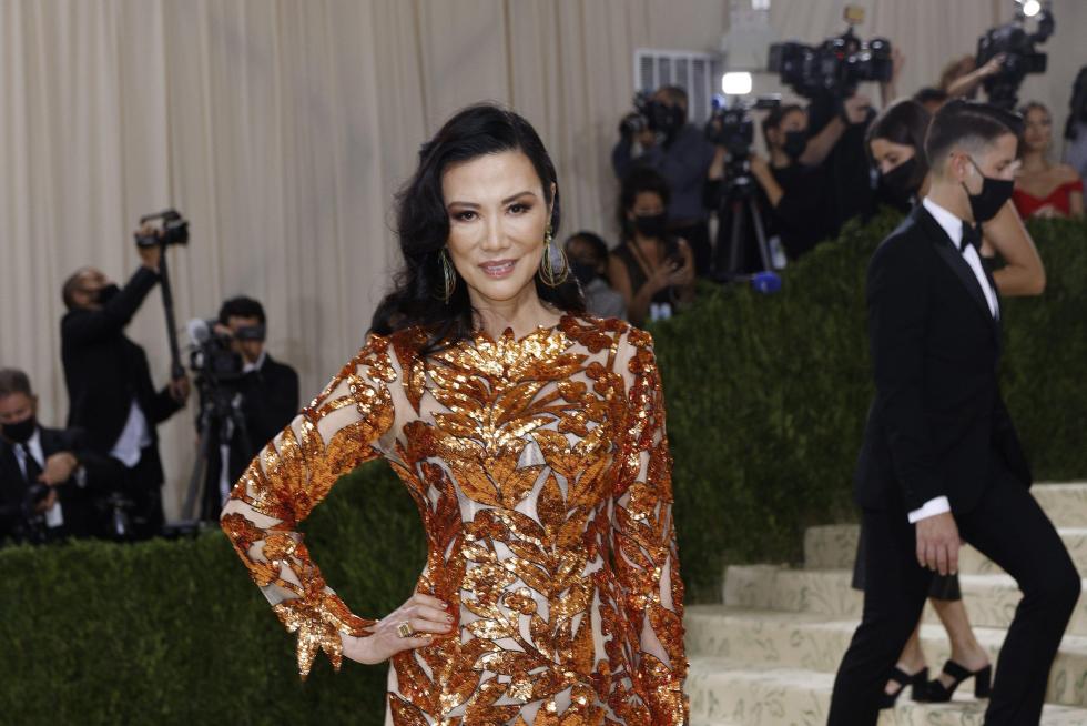 New York (United States), 13/09/2021.- Eileen Gu poses on the red carpet for the 2021 Met Gala, the annual benefit for the Metropolitan Museum of Art's Costume Institute, in New York, New York, USA, 13 September 2021. The event coincides with the Met Costume Institute's first two-part exhibition, 'In America: A Lexicon of Fashion' which opens 18 September 2021, to be followed by 'In America: An Anthology of Fashion' which opens 05 May 2022 and both conclude 05 September 2022. (Moda, Abierto, Estados Unidos, Nueva York) EFE/EPA/JUSTIN LANE EPA-EFE/JUSTIN LANE EPA-EFE/JUSTIN LANE
USA NEW YORK MET GALA