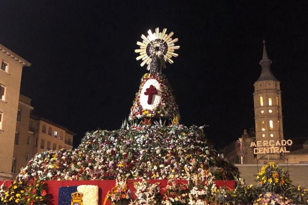El manto de la Virgen del Pilar tras finalizar la Ofrenda de Flores.