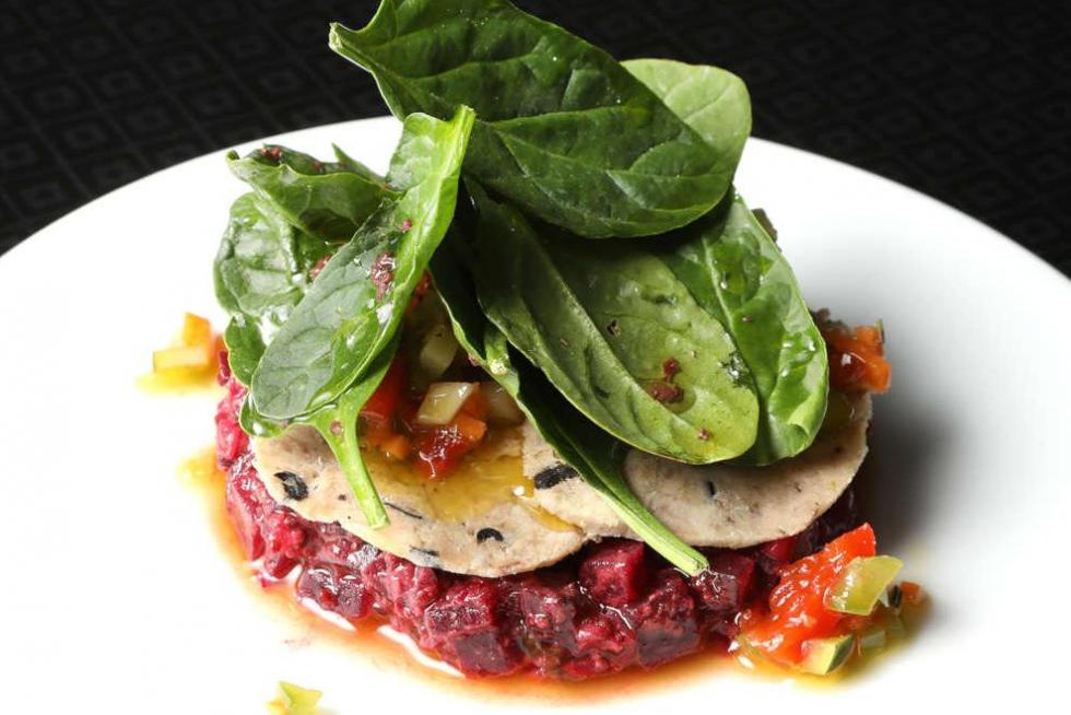 Tartar de remolacha con embutido de ternasco trufado de Gayarre.